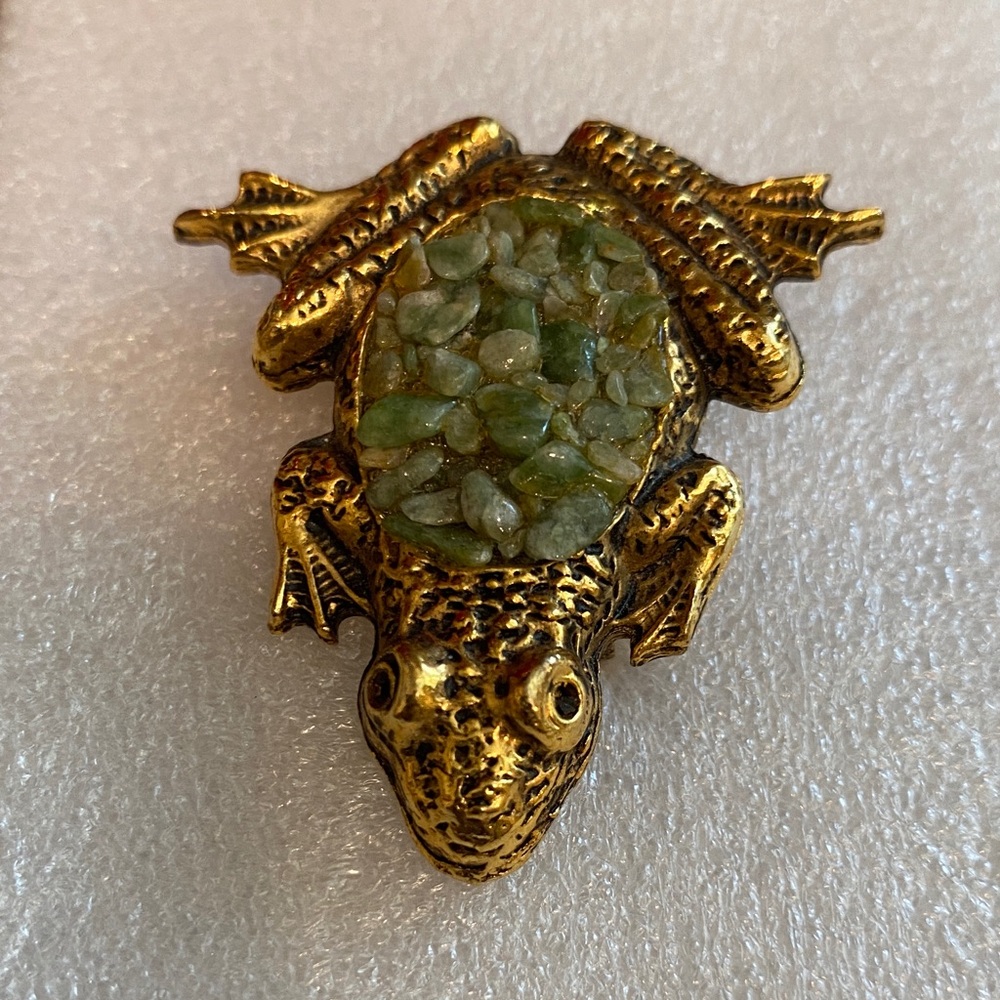 VINTAGE 70’s Gold tone Frog Brooch w/ Jade stones
